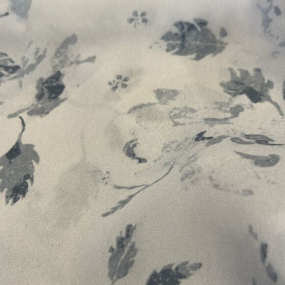 Violet + Claire blue/gray white floral sleeveless blouse Size M EUC - Picture 11 of 11